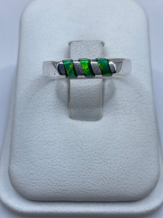 Anillo giratorio de plata con ópalo de fuego verde limón en estuche blanco
