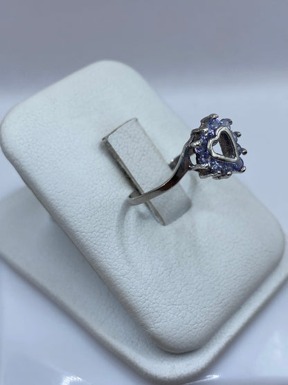 Detalle frontal del anillo con circonia morada brillante en engaste de plata .925