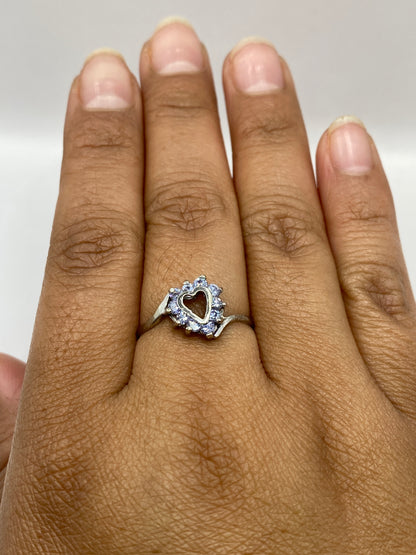 Anillo de plata morada en dedo de mujer, mostrando brillo y presencia de la piedra