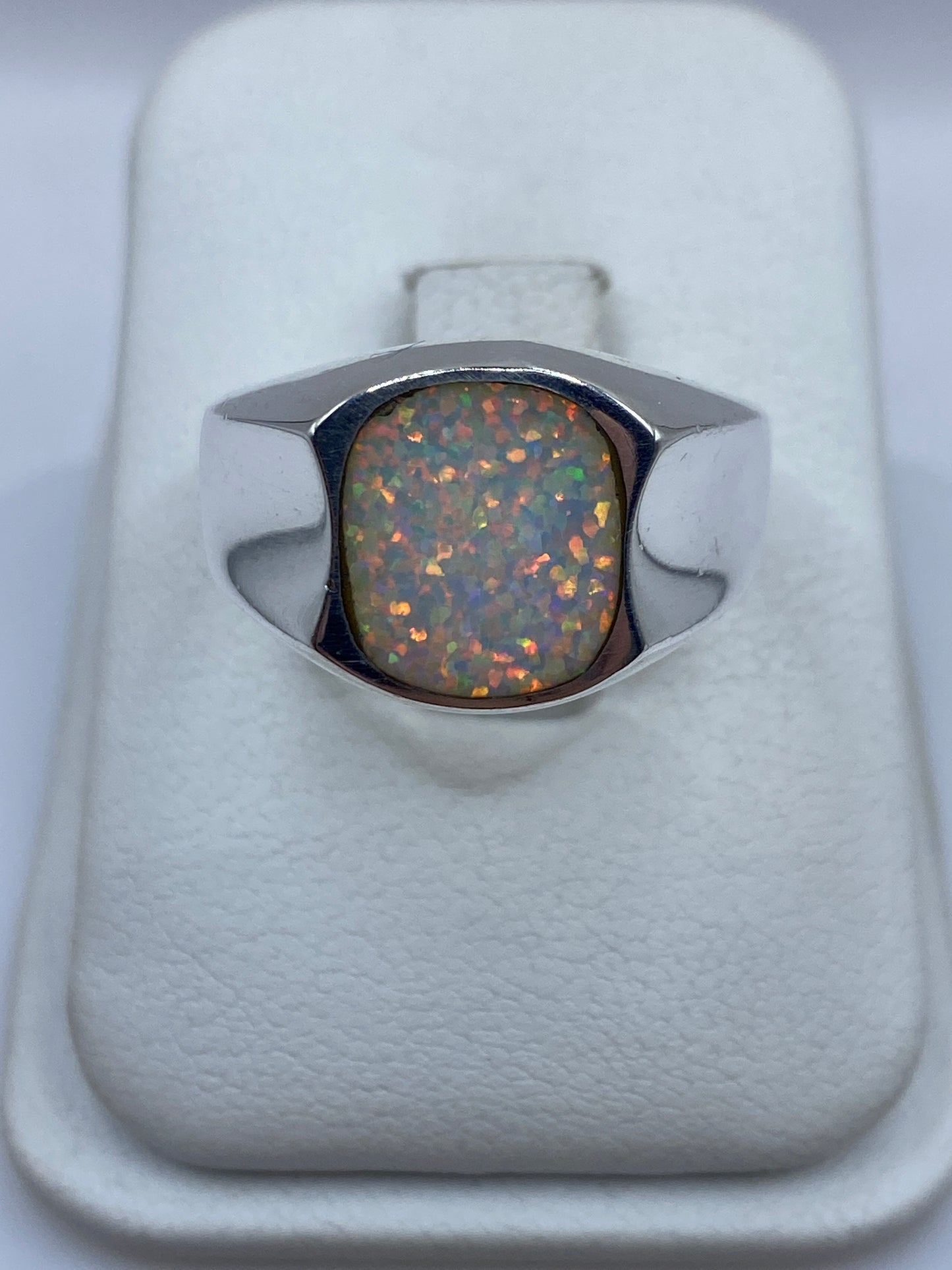 Anillo de plata .950 con ópalo de fuego multicolor en caja de presentación blanca