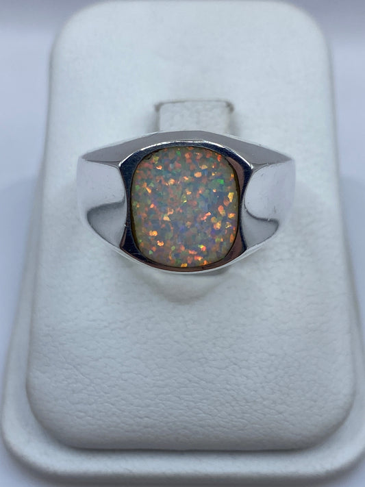 Anillo de plata .950 con ópalo de fuego multicolor en caja de presentación blanca