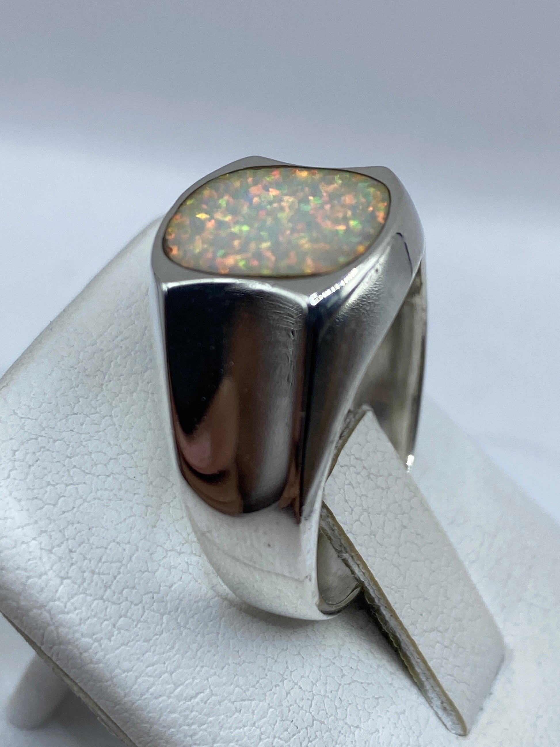 Anillo en dedo masculino, diseño robusto con banda ancha en plata .950