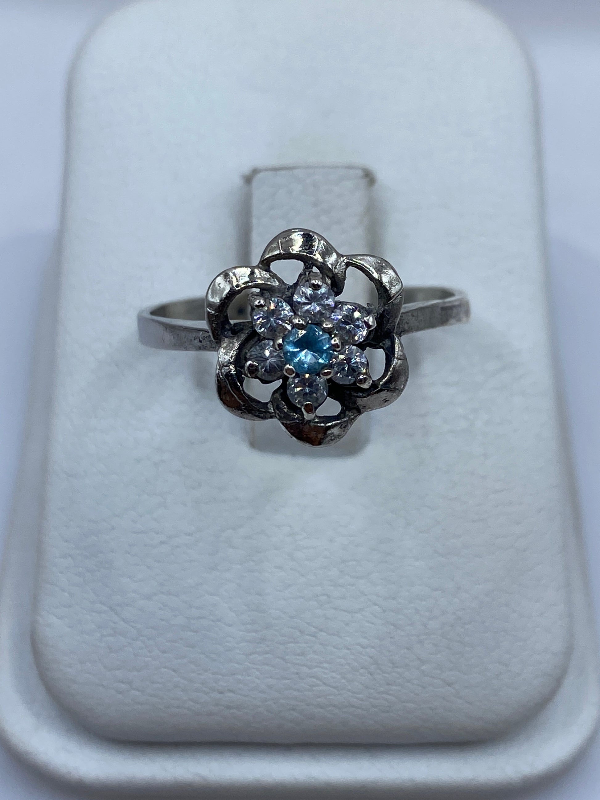 Anillo floral de plata .925 con circonia blanca brillante en el dedo índice