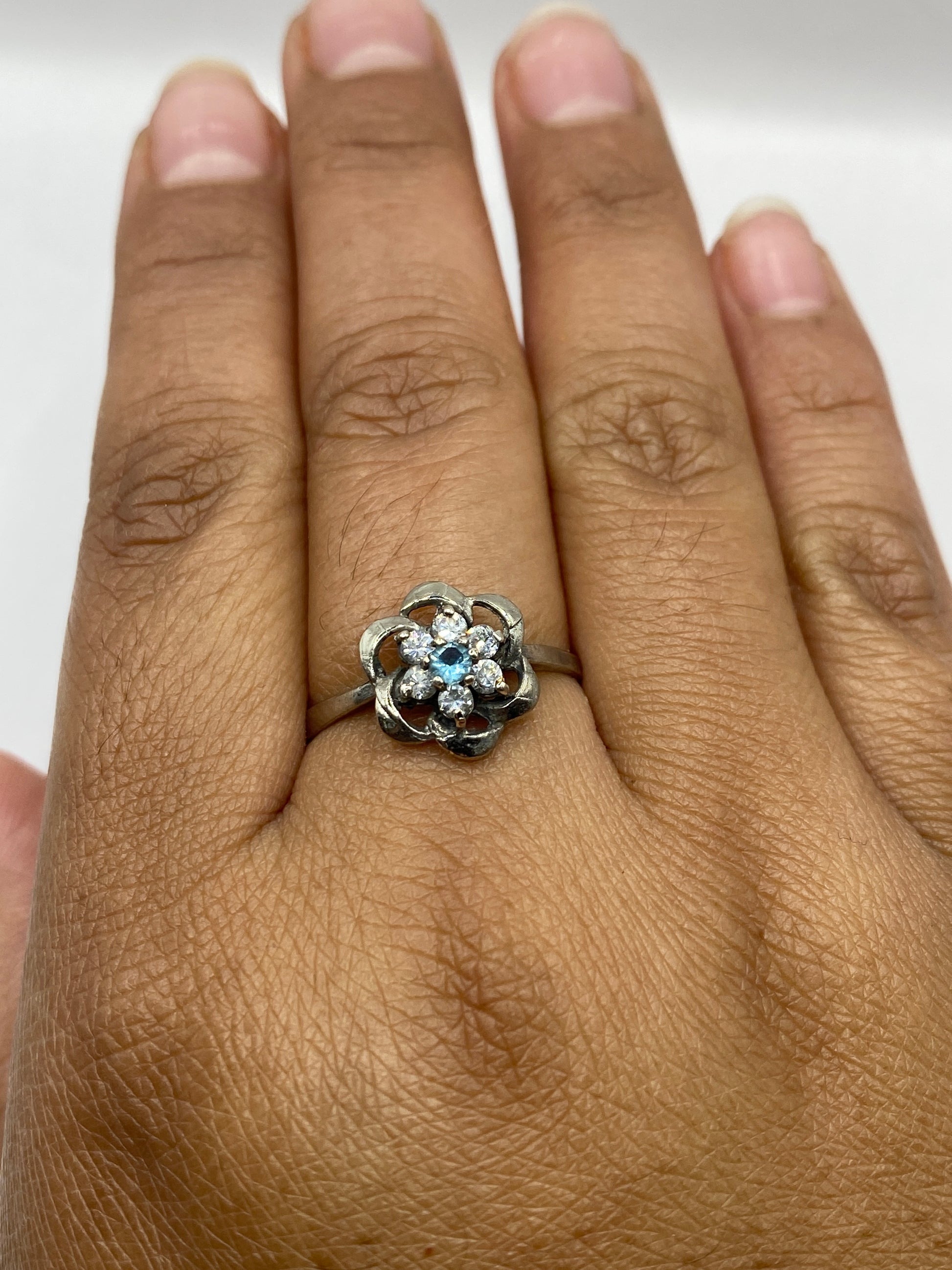 Anillo sobre fondo blanco mostrando el sello 925 en la banda