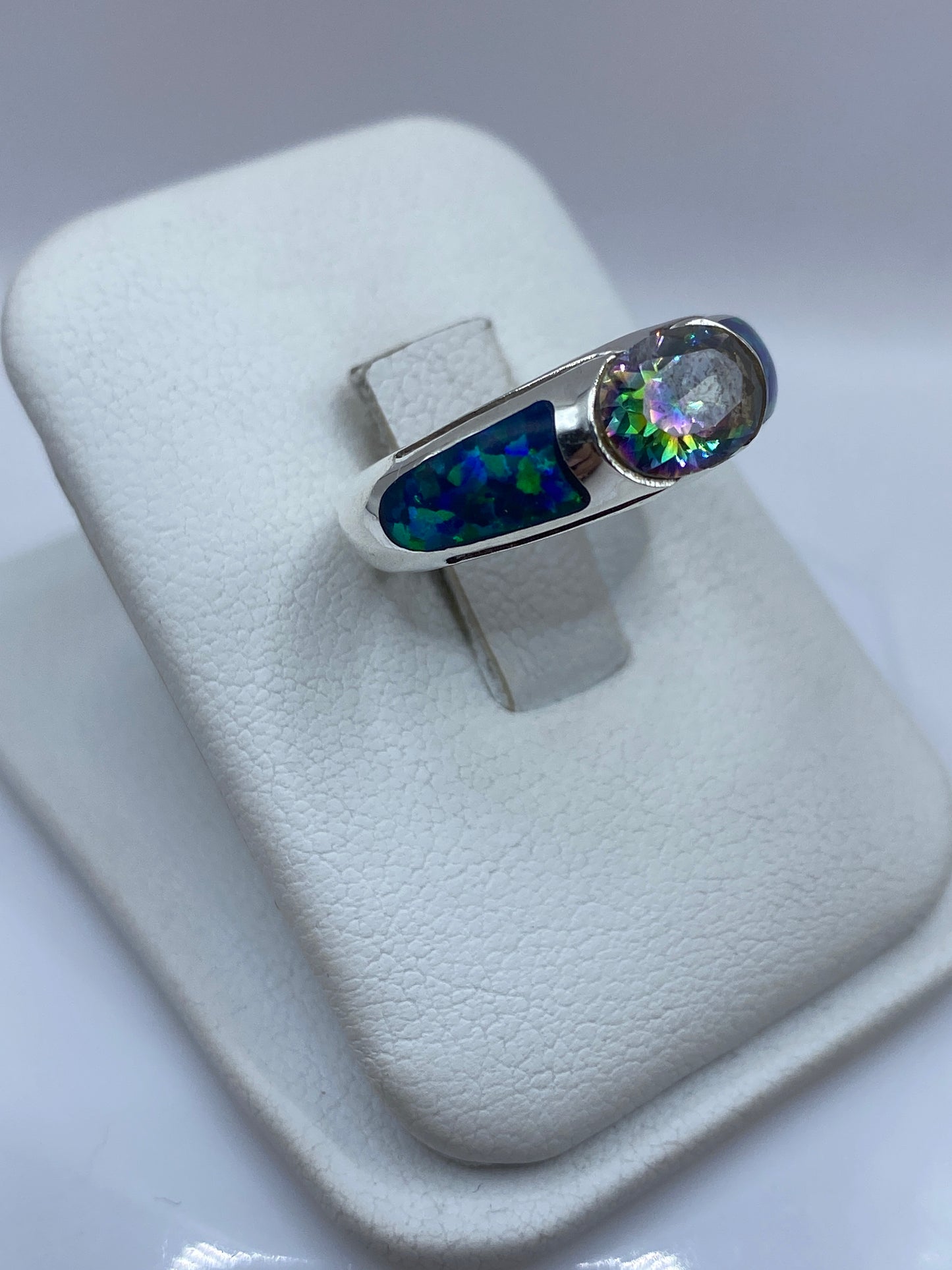 Vista frontal del anillo unisex con piedra multicolor cortada en facetas