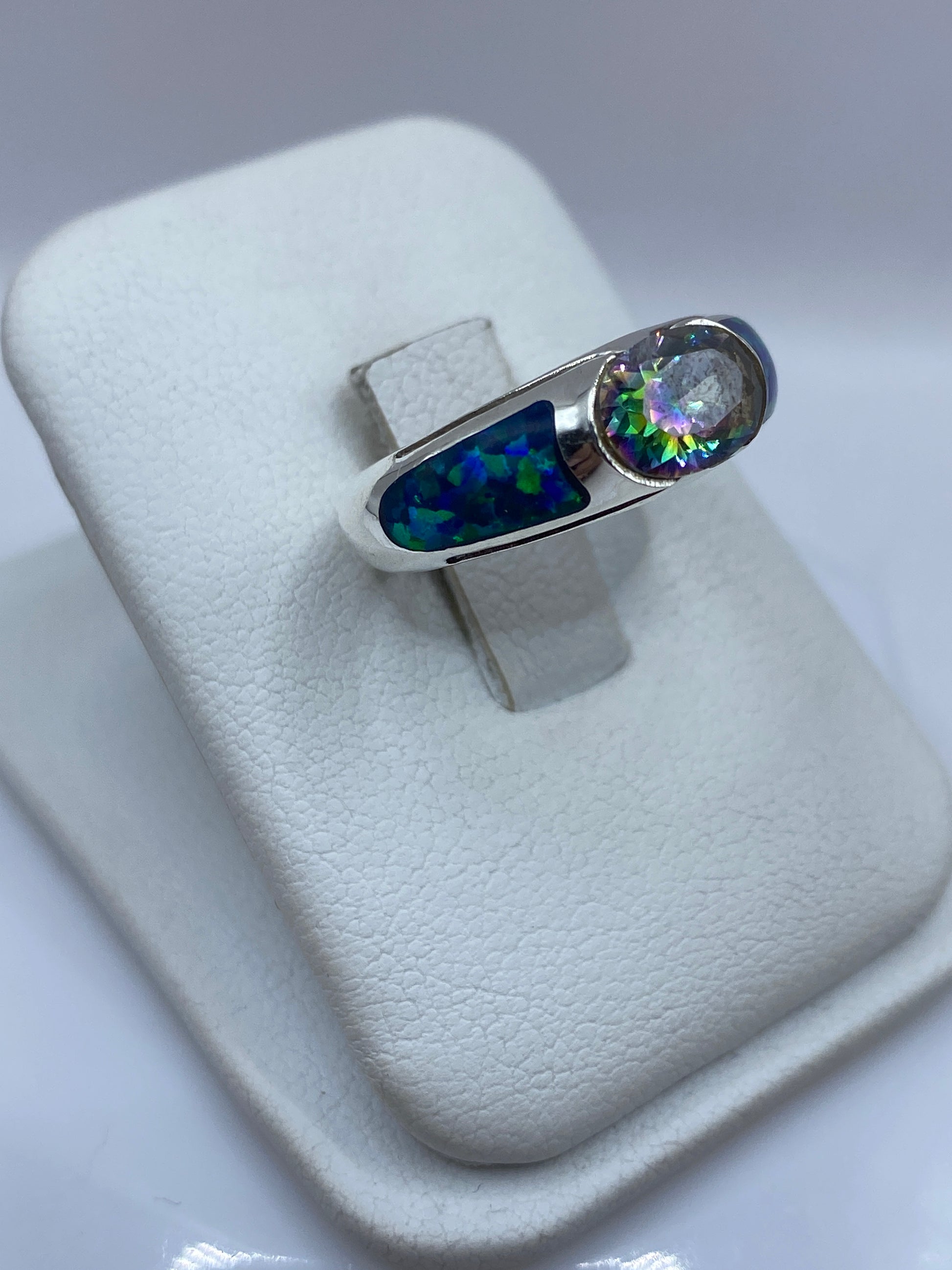 Vista frontal del anillo unisex con piedra multicolor cortada en facetas