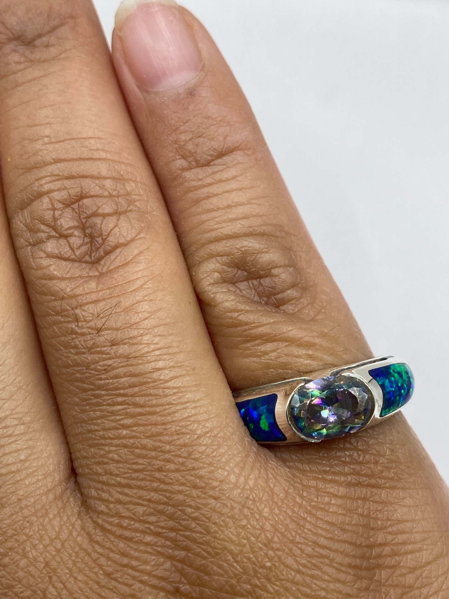 Anillo sobre fondo blanco con sello 950 visible en la banda interior