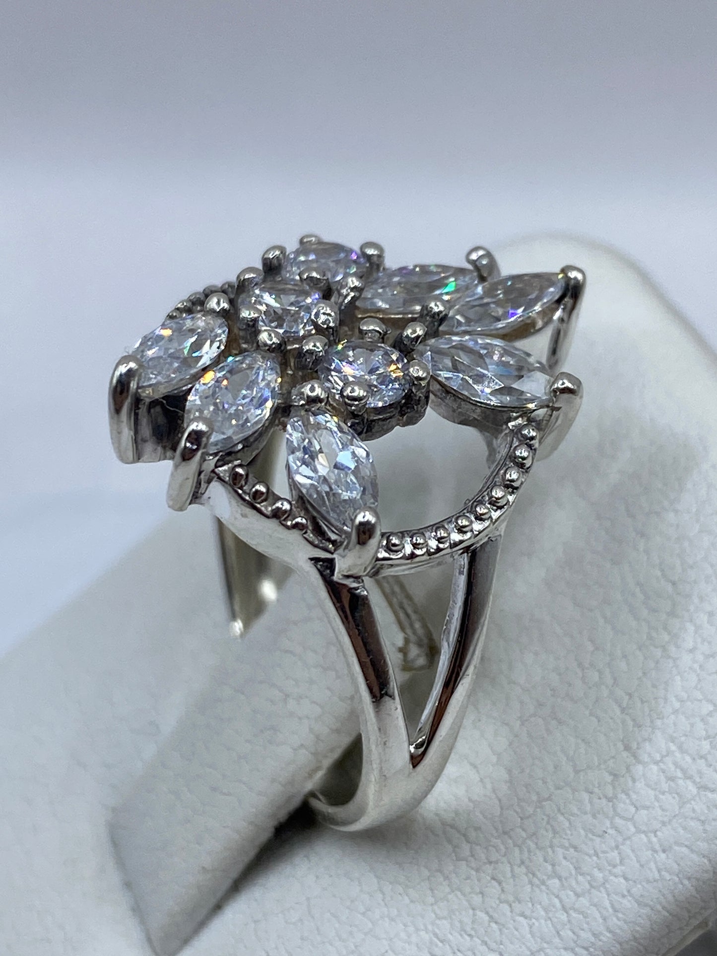 Anillo de circonia blanca en la mano mostrando brillo y fuego de la piedra