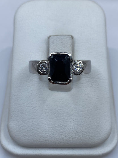 Anillo de plata con circonia negra facetada en estuche blanco