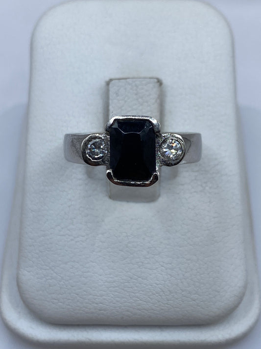 Anillo de plata con circonia negra facetada en estuche blanco