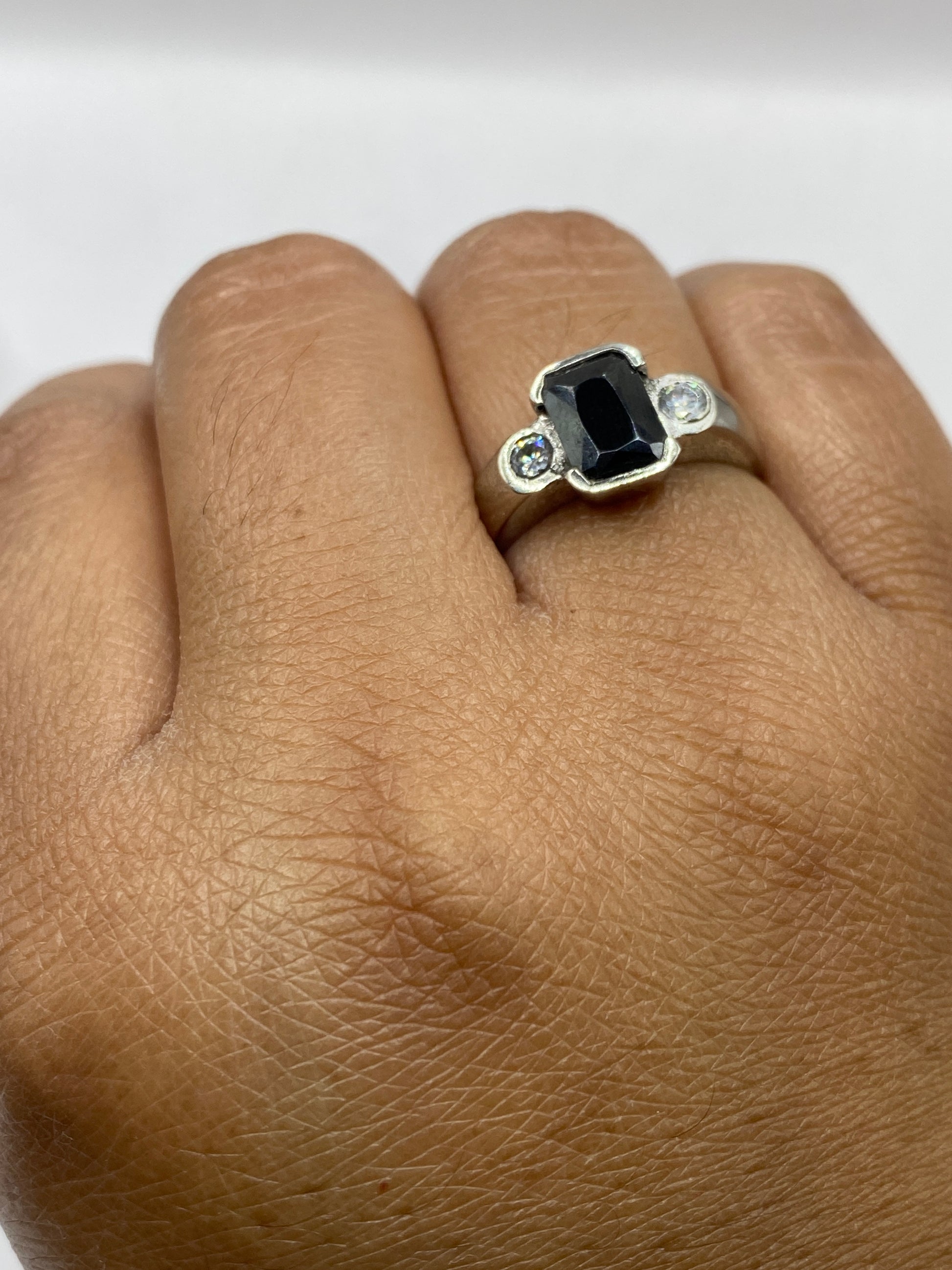 Anillo en dedo mostrando el brillo intenso y presencia de la circonia negra