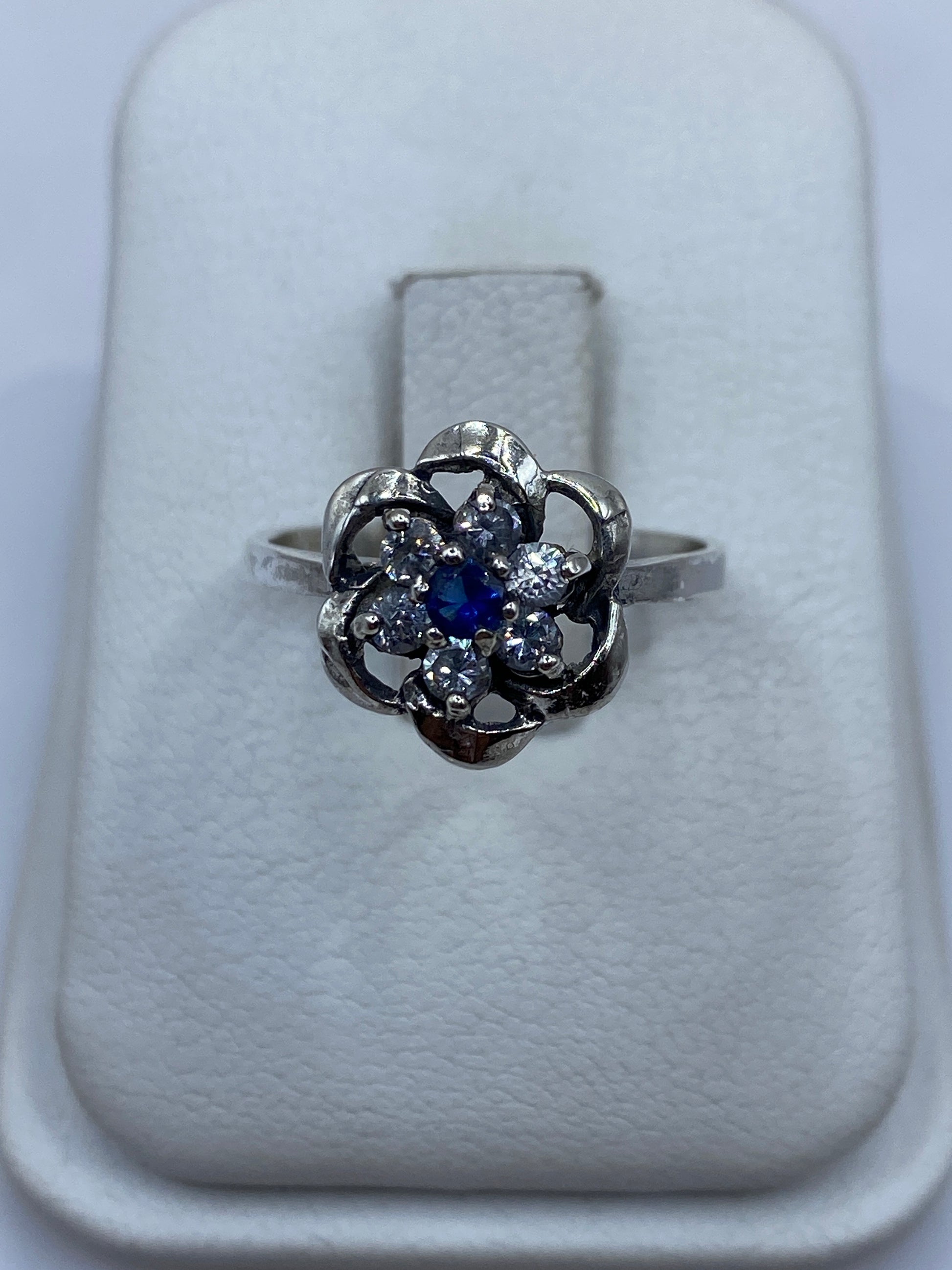 Anillo solitario de plata con circonia blanca brillante en estuche blanco
