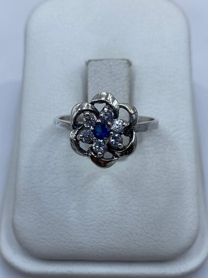 Anillo solitario de plata con circonia blanca brillante en estuche blanco