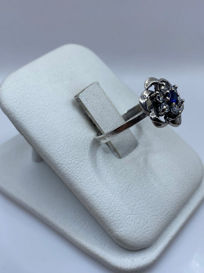 Detalle del anillo solitario visto de lado mostrando el engaste corona