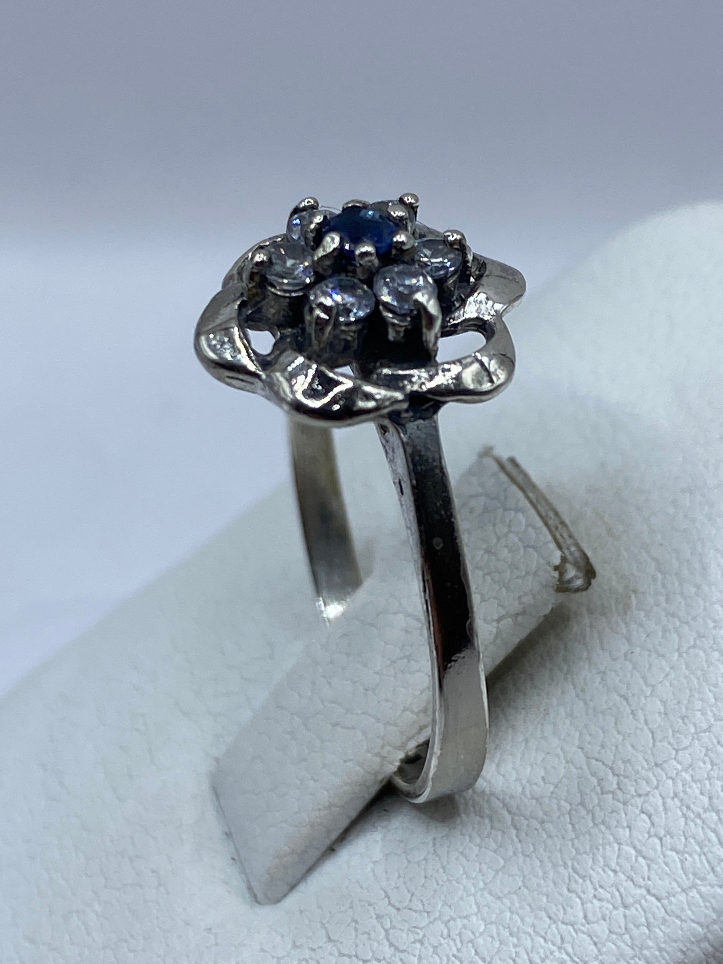 Anillo en dedo de mujer mostrando el brillo de la circonia blanca