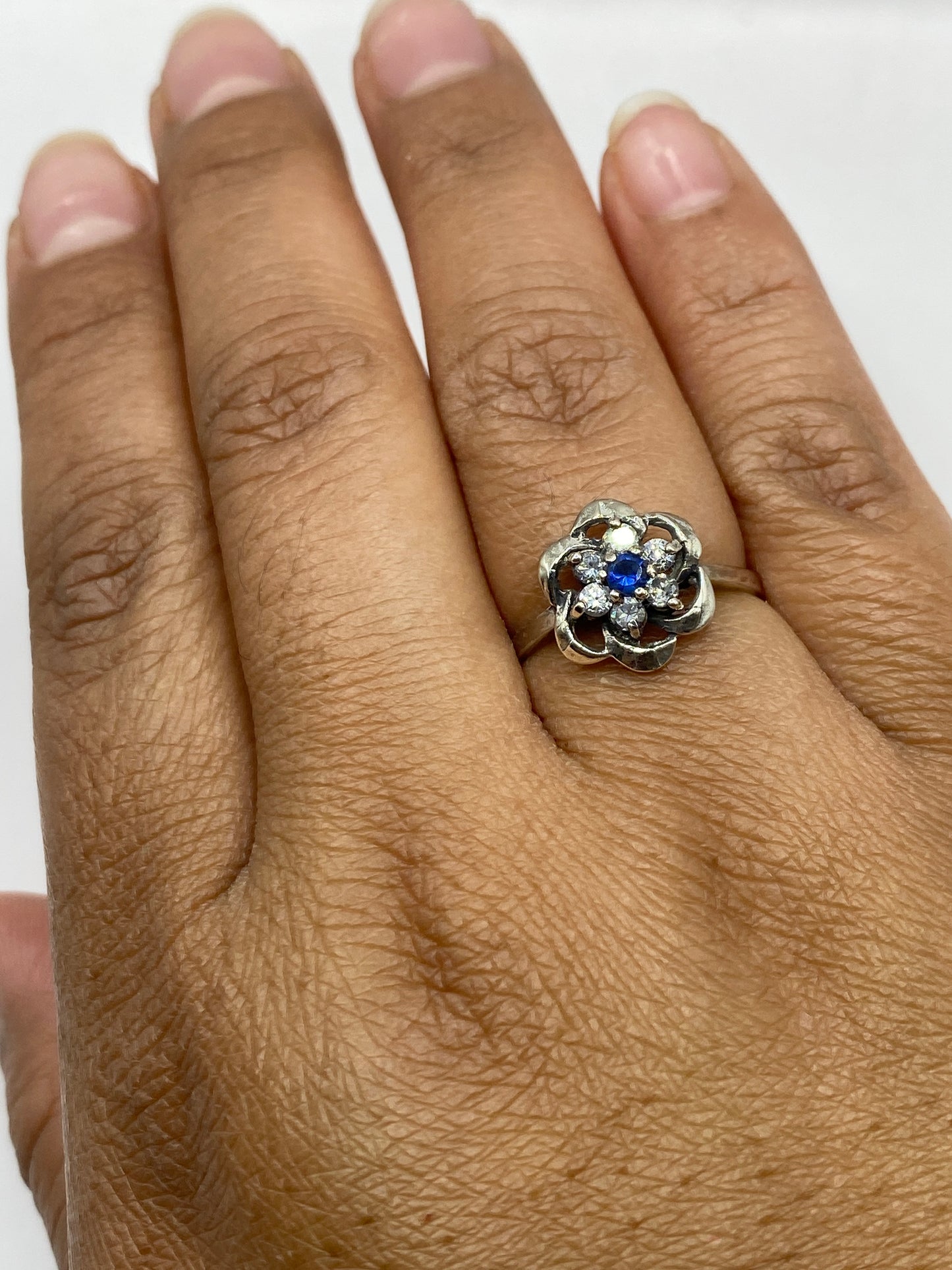 Sello 925 visible en la banda del anillo de plata de Taxco