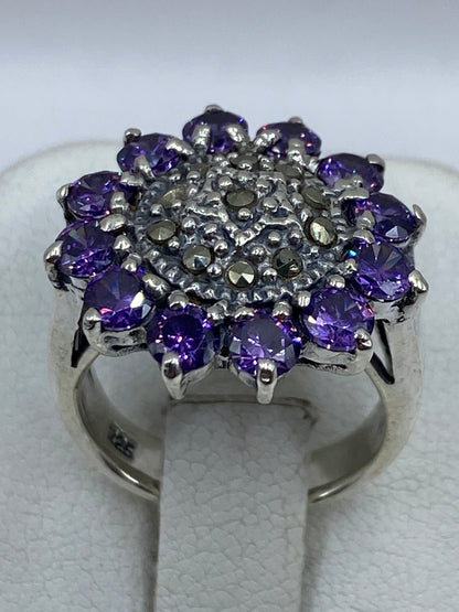 Anillo de plata racimo con circonias moradas facetadas en vista frontal, talla 5