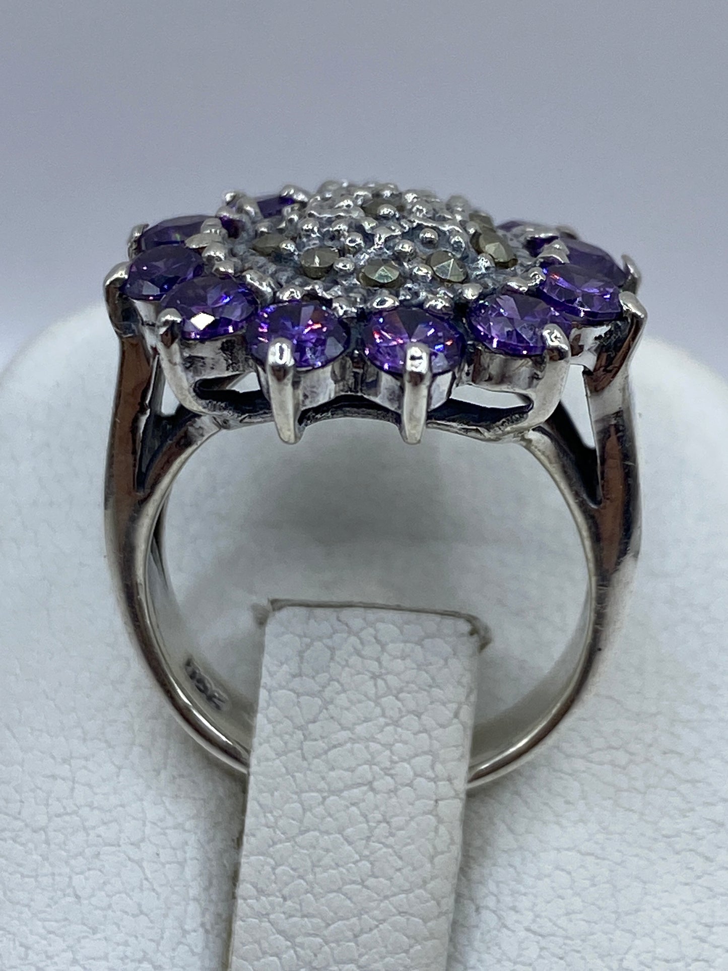 Anillo puesto en mano de mujer mostrando el brillo y presencia del racimo