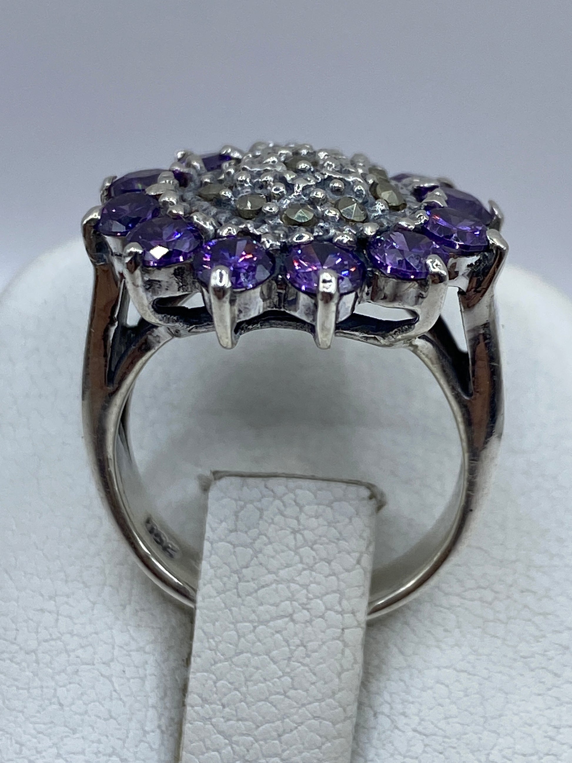 Anillo puesto en mano de mujer mostrando el brillo y presencia del racimo