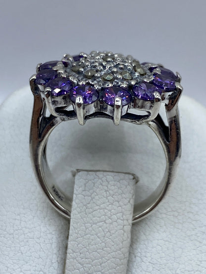 Anillo puesto en mano de mujer mostrando el brillo y presencia del racimo