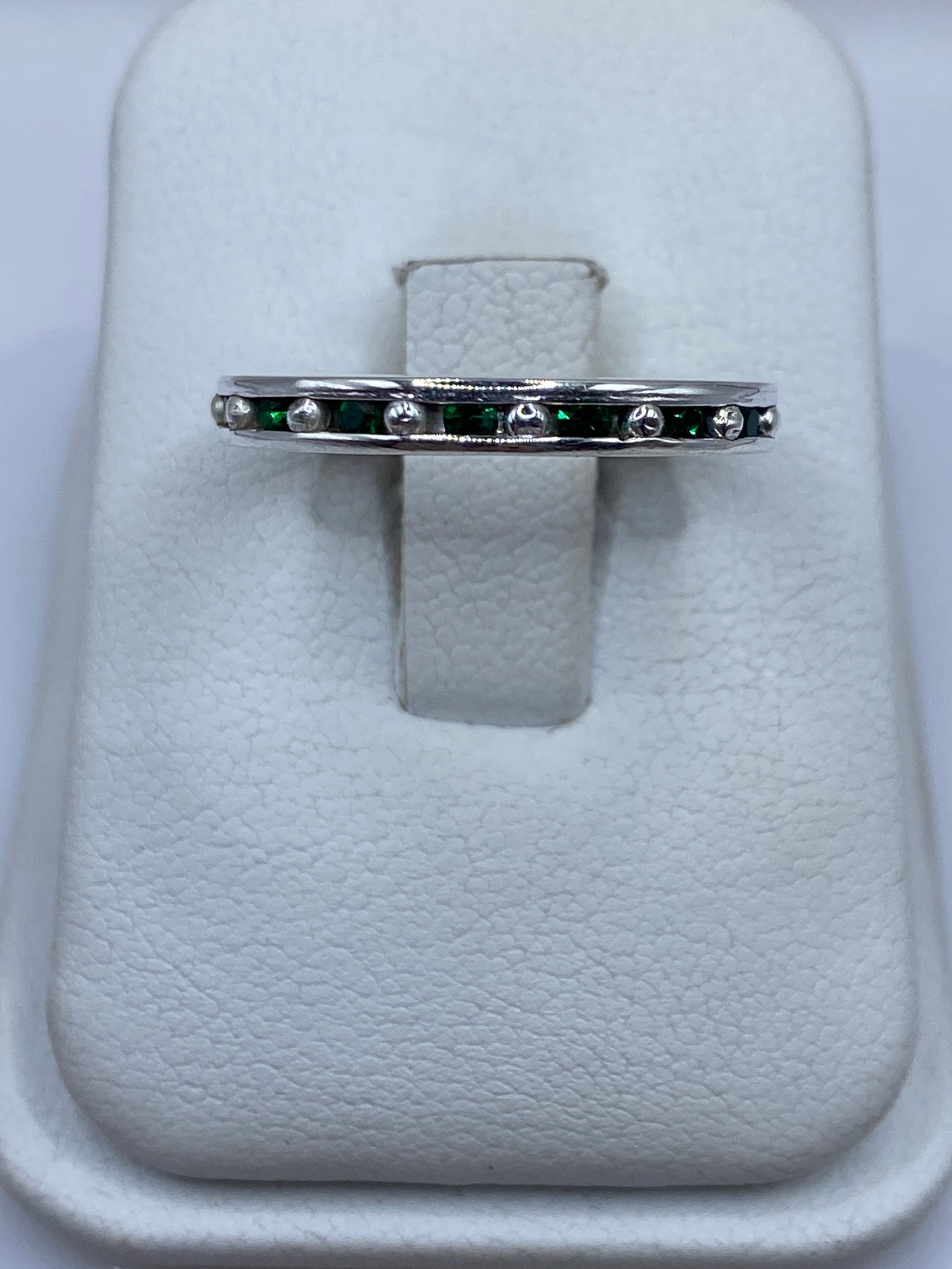 Anillo de plata solitario con circonia verde en banda minimalista, vista superior