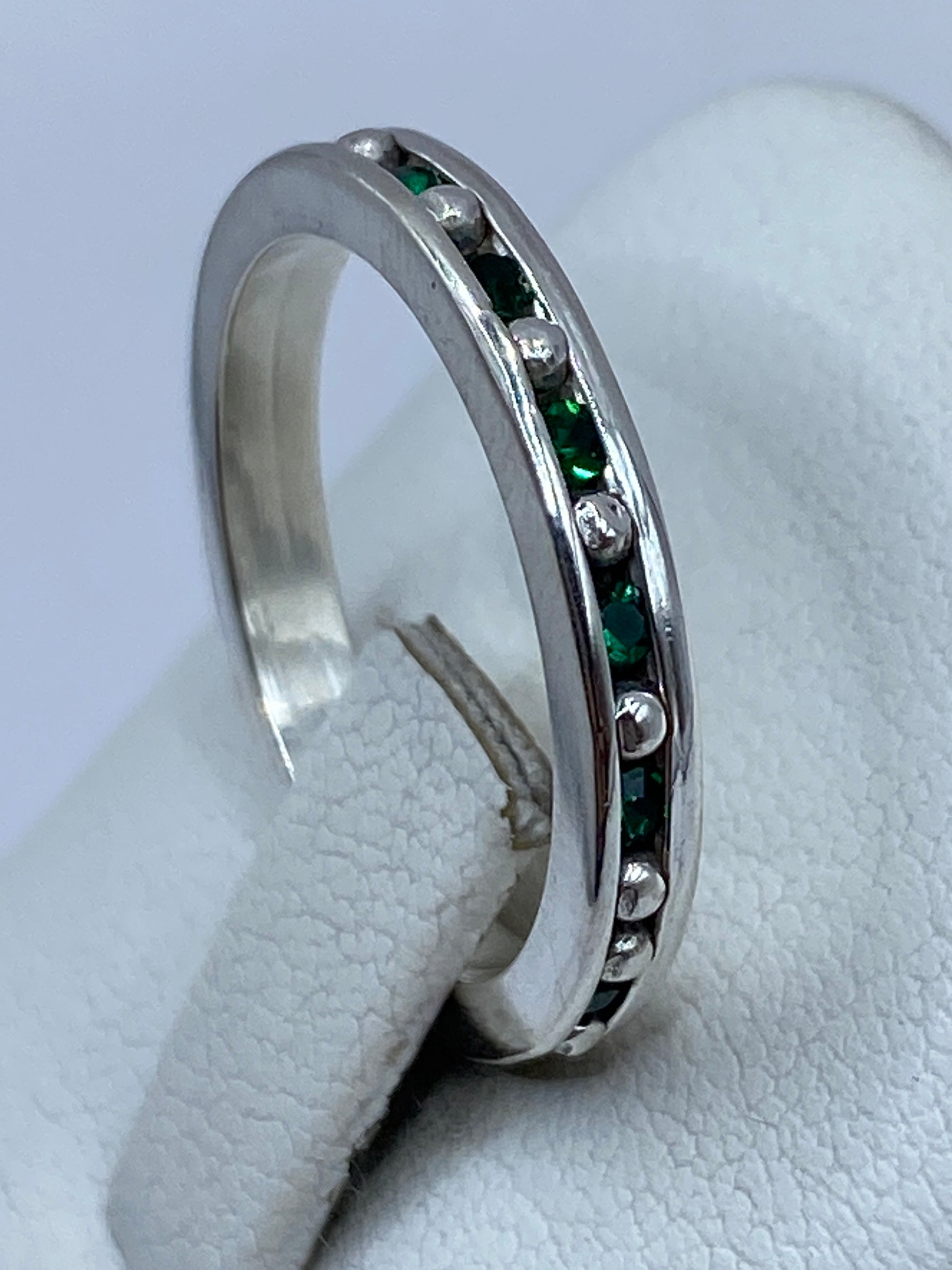 Detalle lateral del anillo solitario en plata .925 con engaste de circonia verde