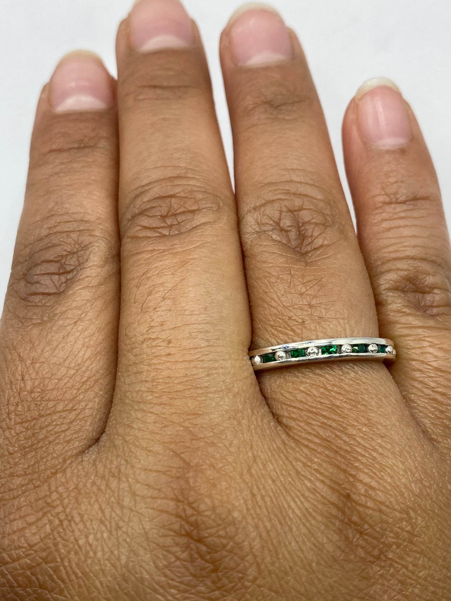Anillo sobre fondo blanco mostrando el sello 925 en la banda interior