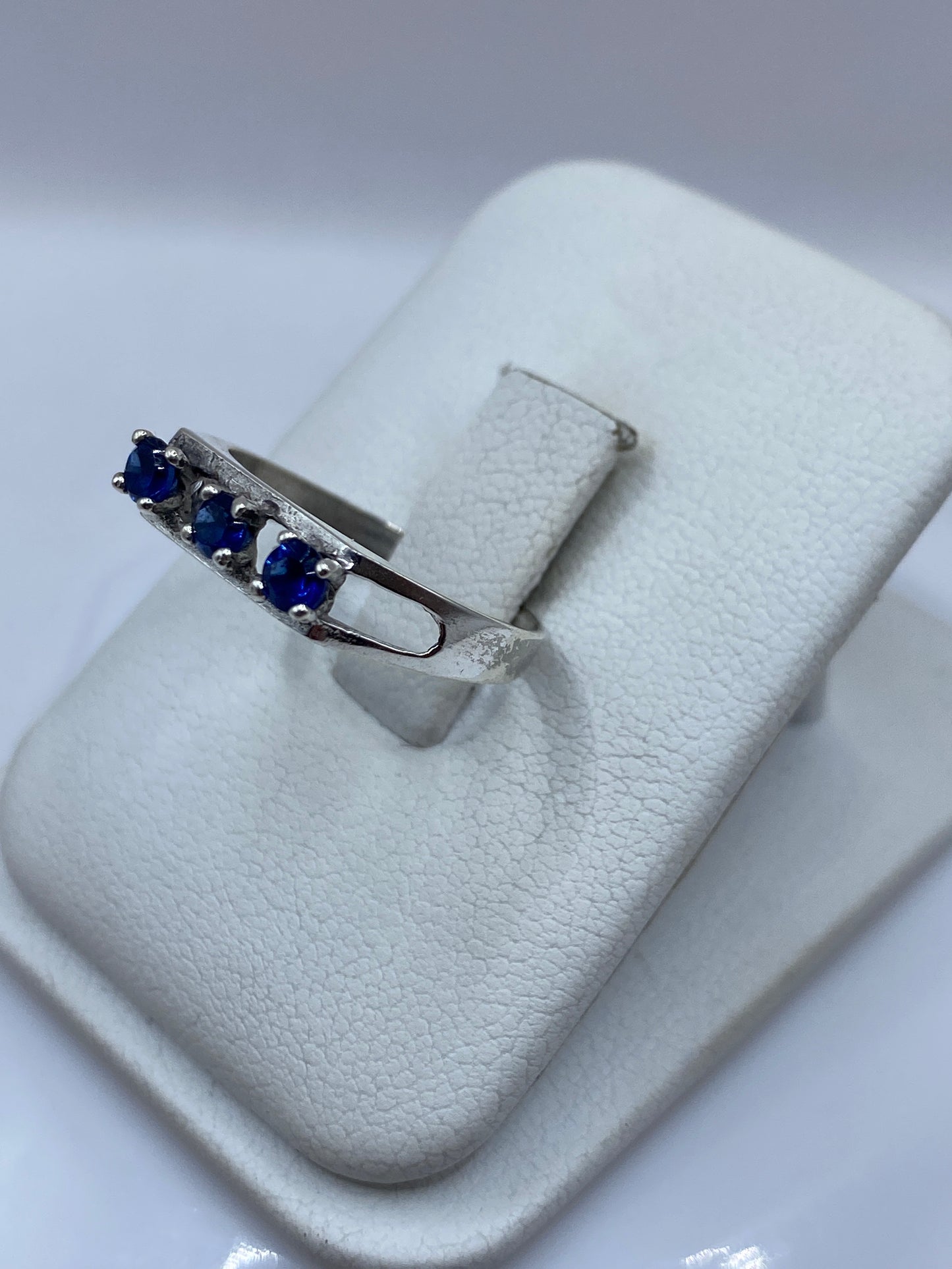Anillo solitario con circonia azul en plata .925, vista lateral en estuche blanco
