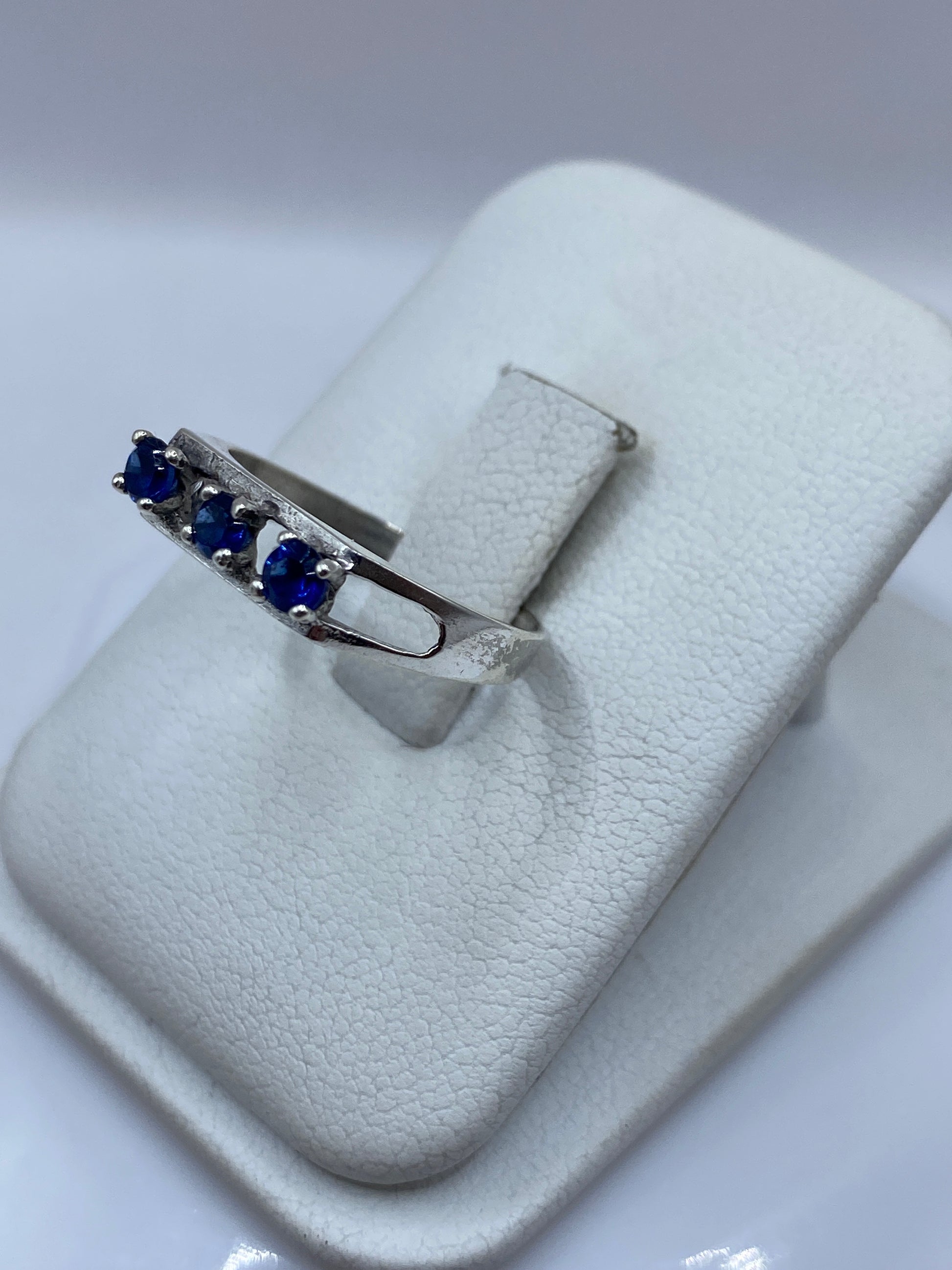 Anillo solitario con circonia azul en plata .925, vista lateral en estuche blanco