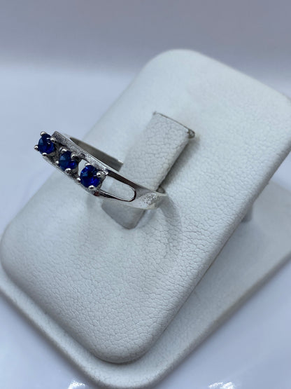 Anillo solitario con circonia azul en plata .925, vista lateral en estuche blanco