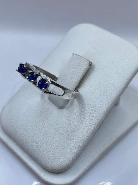 Anillo solitario con circonia azul en plata .925, vista lateral en estuche blanco