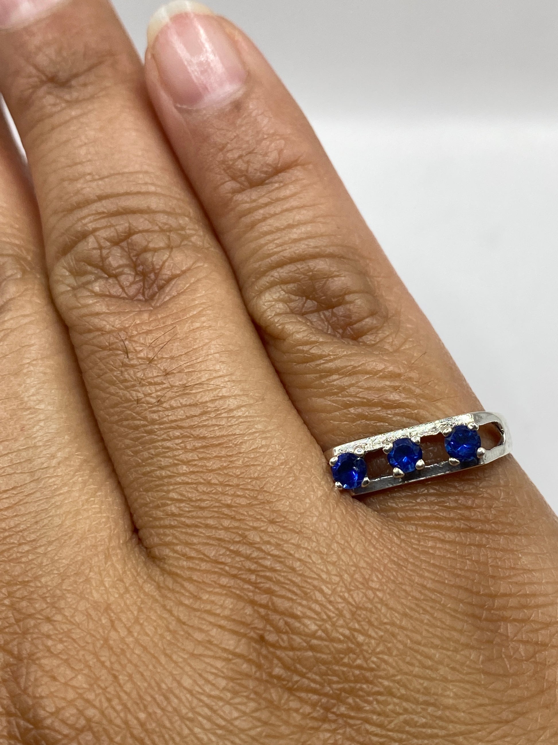 Anillo con sello .925 MEXICO visible en la banda interna, sobre fondo neutro