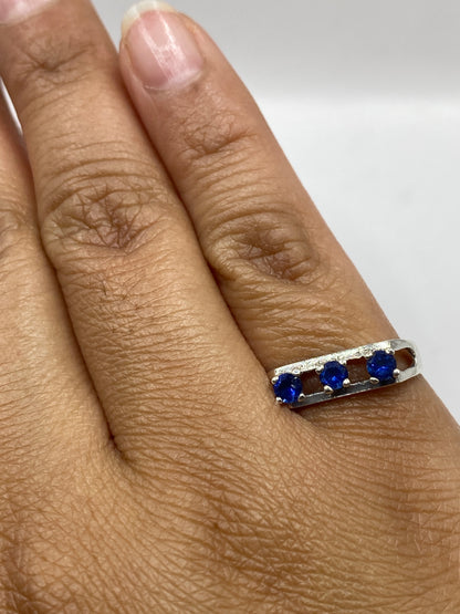 Anillo con sello .925 MEXICO visible en la banda interna, sobre fondo neutro