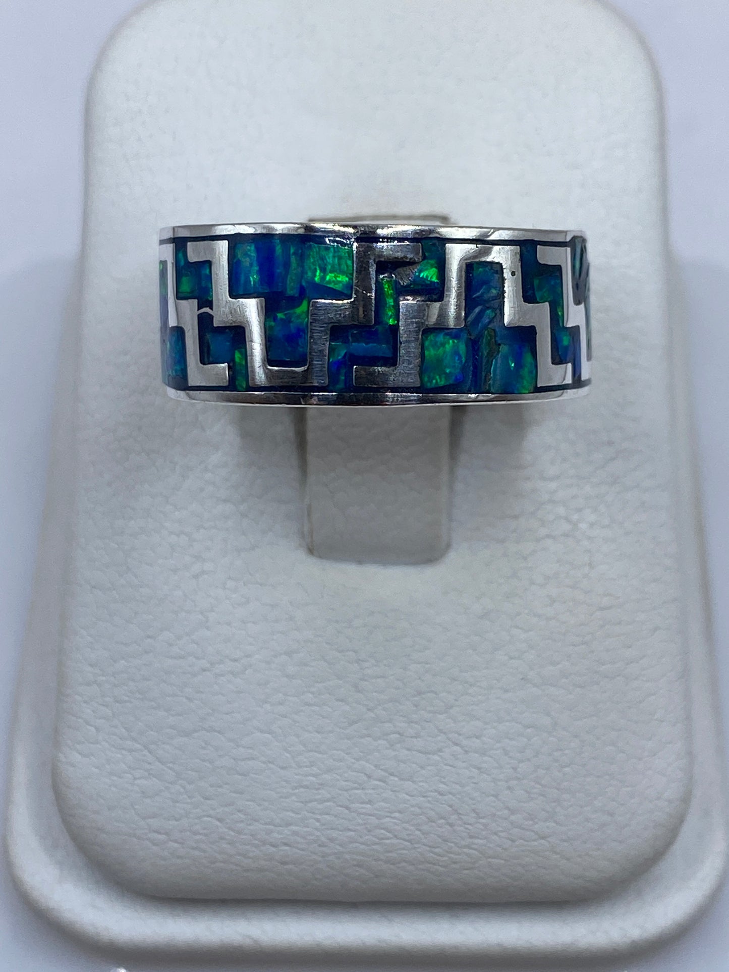 Anillo de plata .950 con ópalo de fuego azul y patrón geométrico étnico, vista frontal sobre estuche blanco