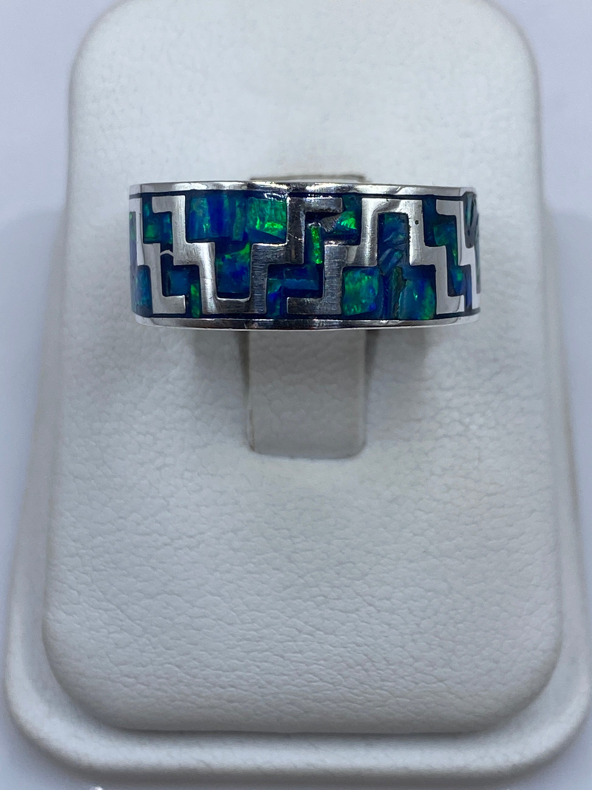 Anillo de plata .950 con ópalo de fuego azul y patrón geométrico étnico, vista frontal sobre estuche blanco
