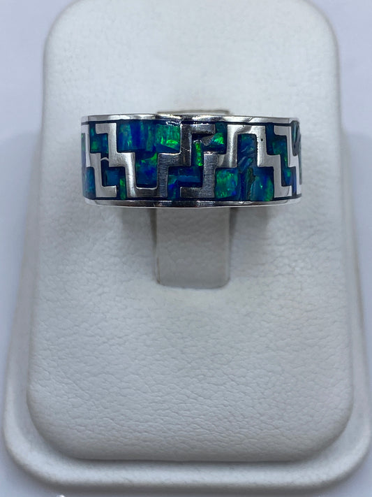 Anillo de plata .950 con ópalo de fuego azul y patrón geométrico étnico, vista frontal sobre estuche blanco