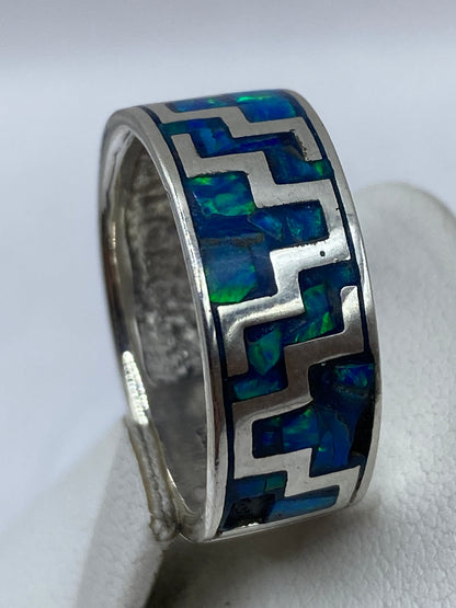 Detalle del ópalo de fuego con tonos azul y verde en engaste de plata .950