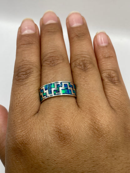 Anillo en dedo mostrando el patrón étnico completo y el sello 950 en el interior
