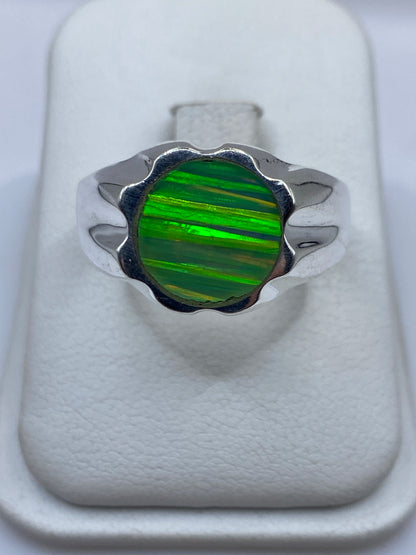 Anillo de plata .950 con ópalo de fuego verde limón en estuche blanco, vista frontal