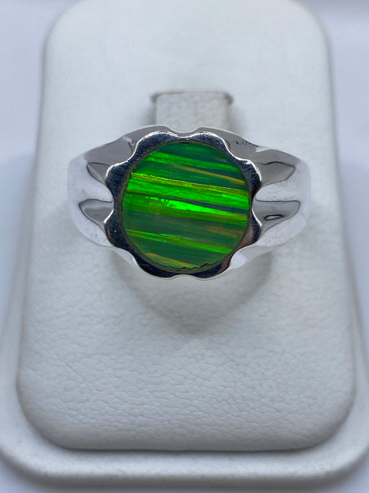 Anillo de plata .950 con ópalo de fuego verde limón en estuche blanco, vista frontal