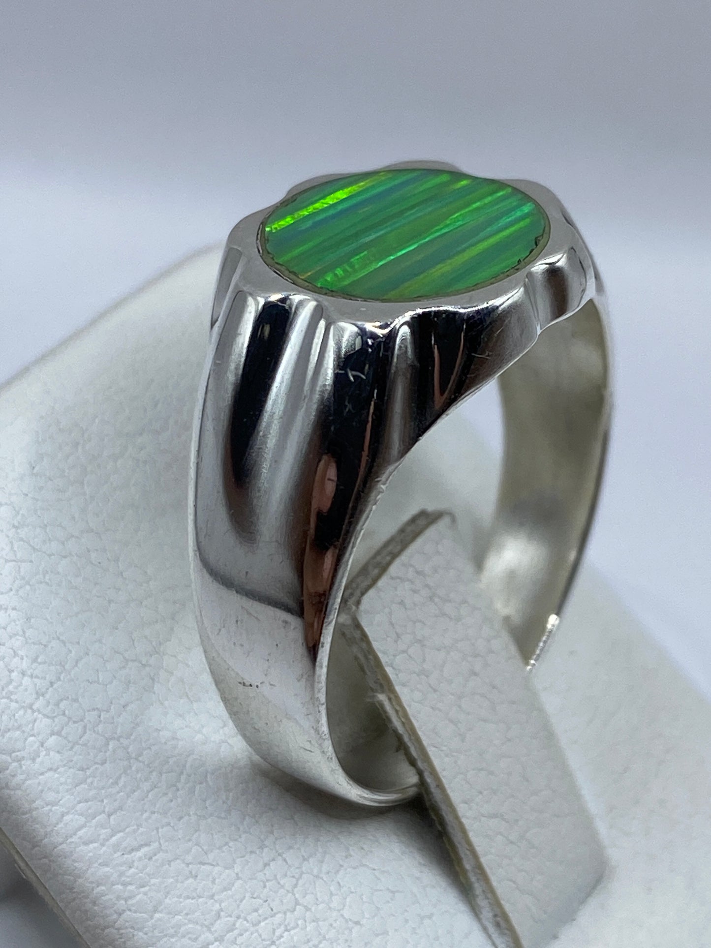 Ópalo de Fuego verde limón engastado en plata, detalle del brillo natural de la piedra