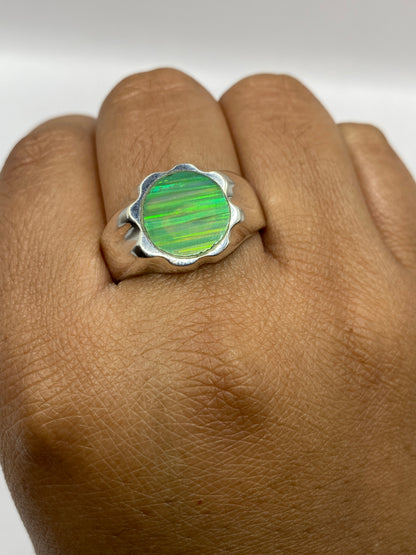 Anillo en dedo masculino, sello .950 visible al interior, presencia fuerte