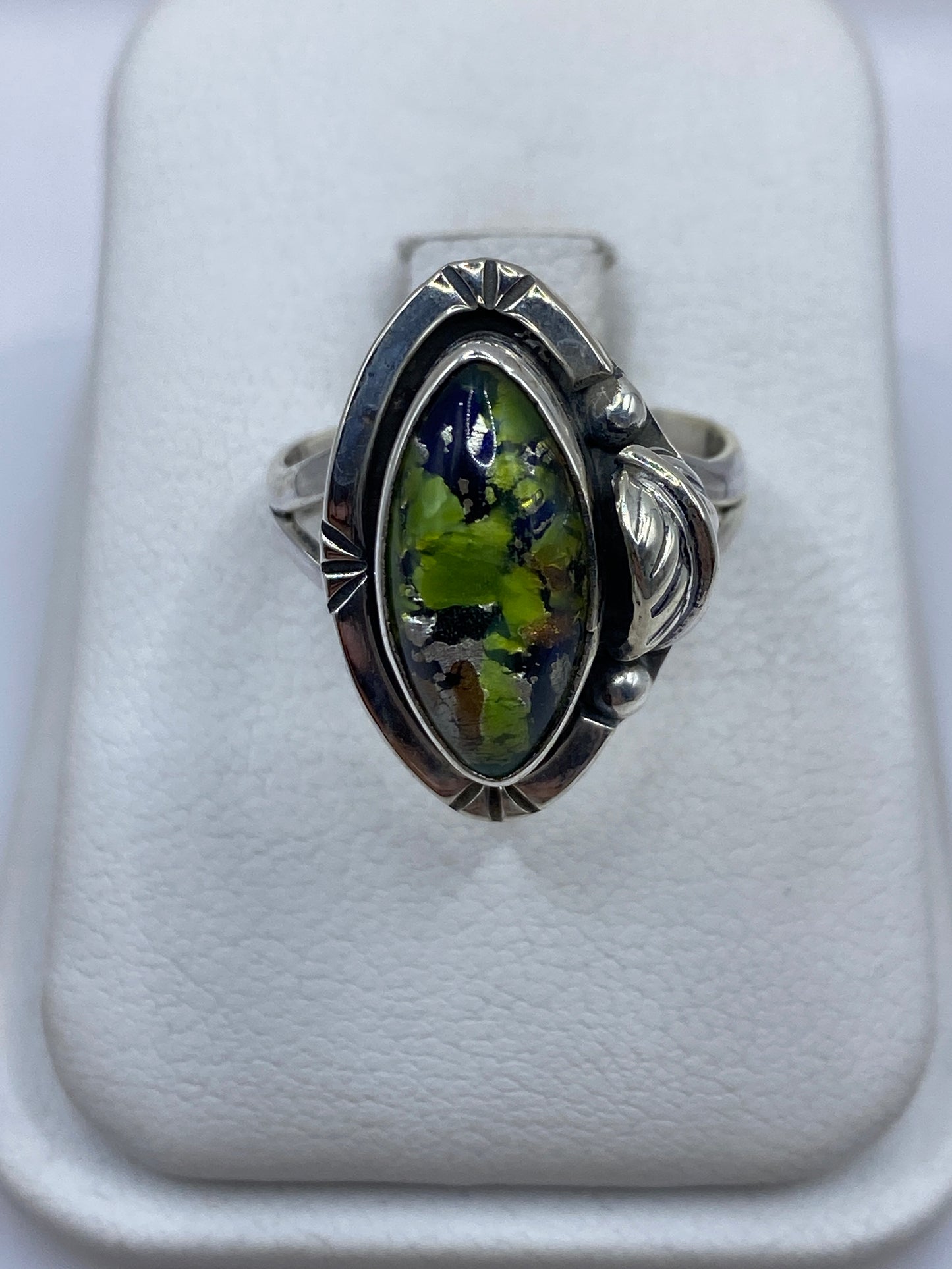 Anillo de plata con opalo fuego multicolor verde, azul y dorado en caja de exhibición