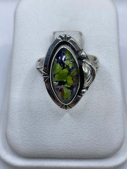 Anillo de plata con opalo fuego multicolor verde, azul y dorado en caja de exhibición