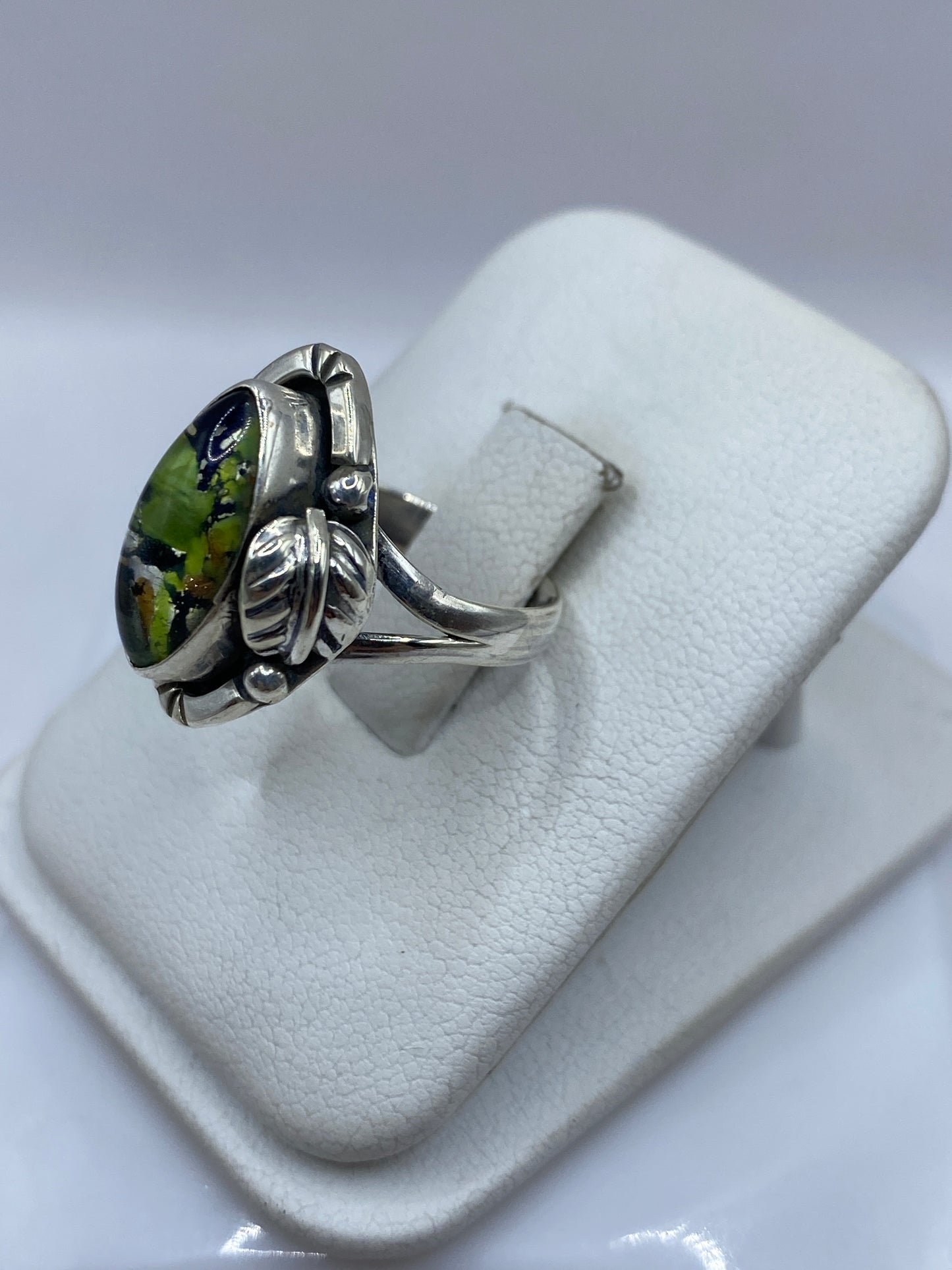 Detalle lateral del anillo étnico mostrando el engaste del opalo natural en plata .925