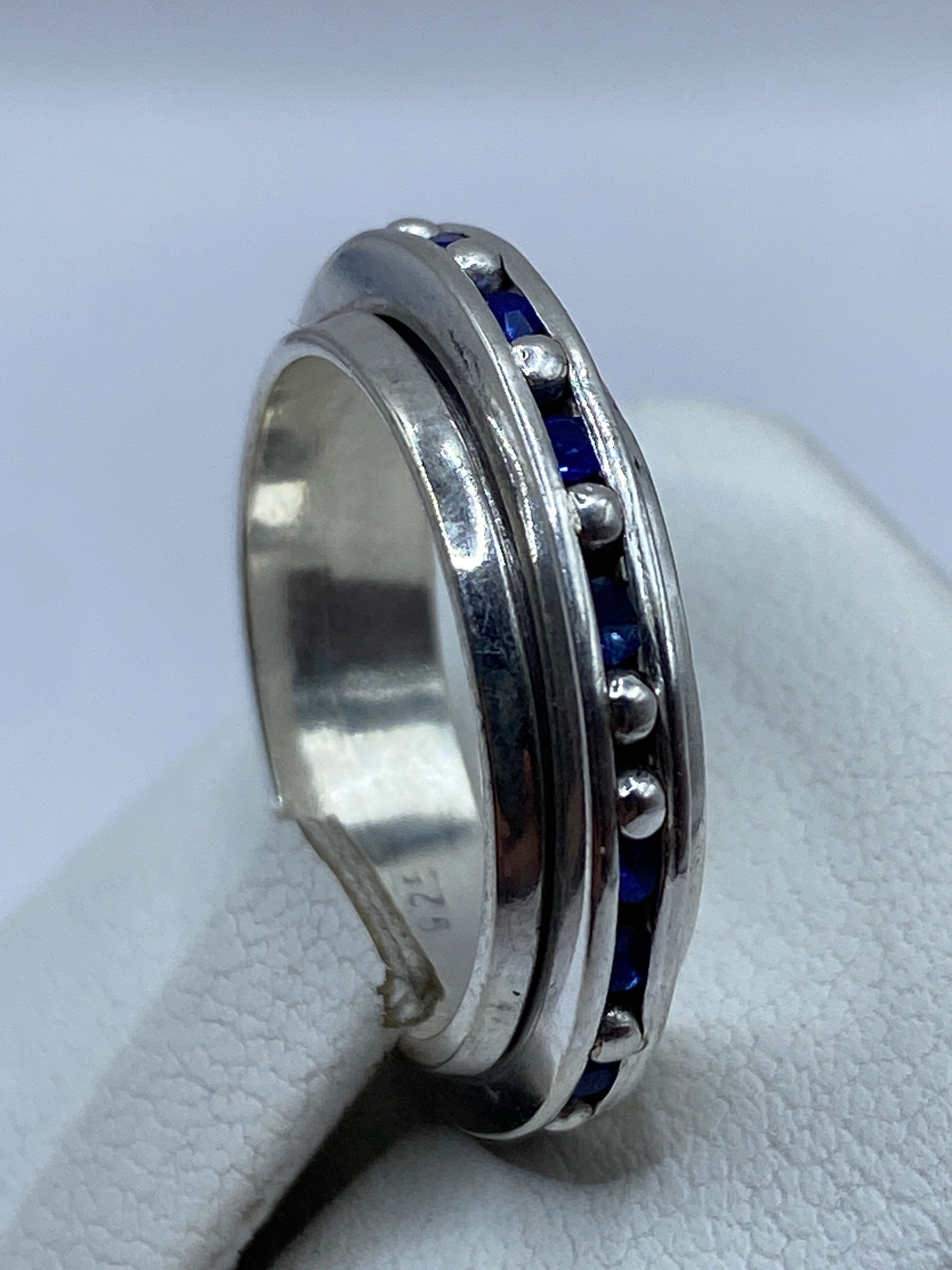 Detalle lateral del anillo de banda lisa en plata .925