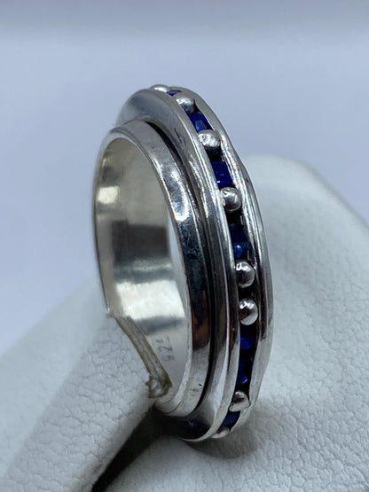 Detalle lateral del anillo de banda lisa en plata .925