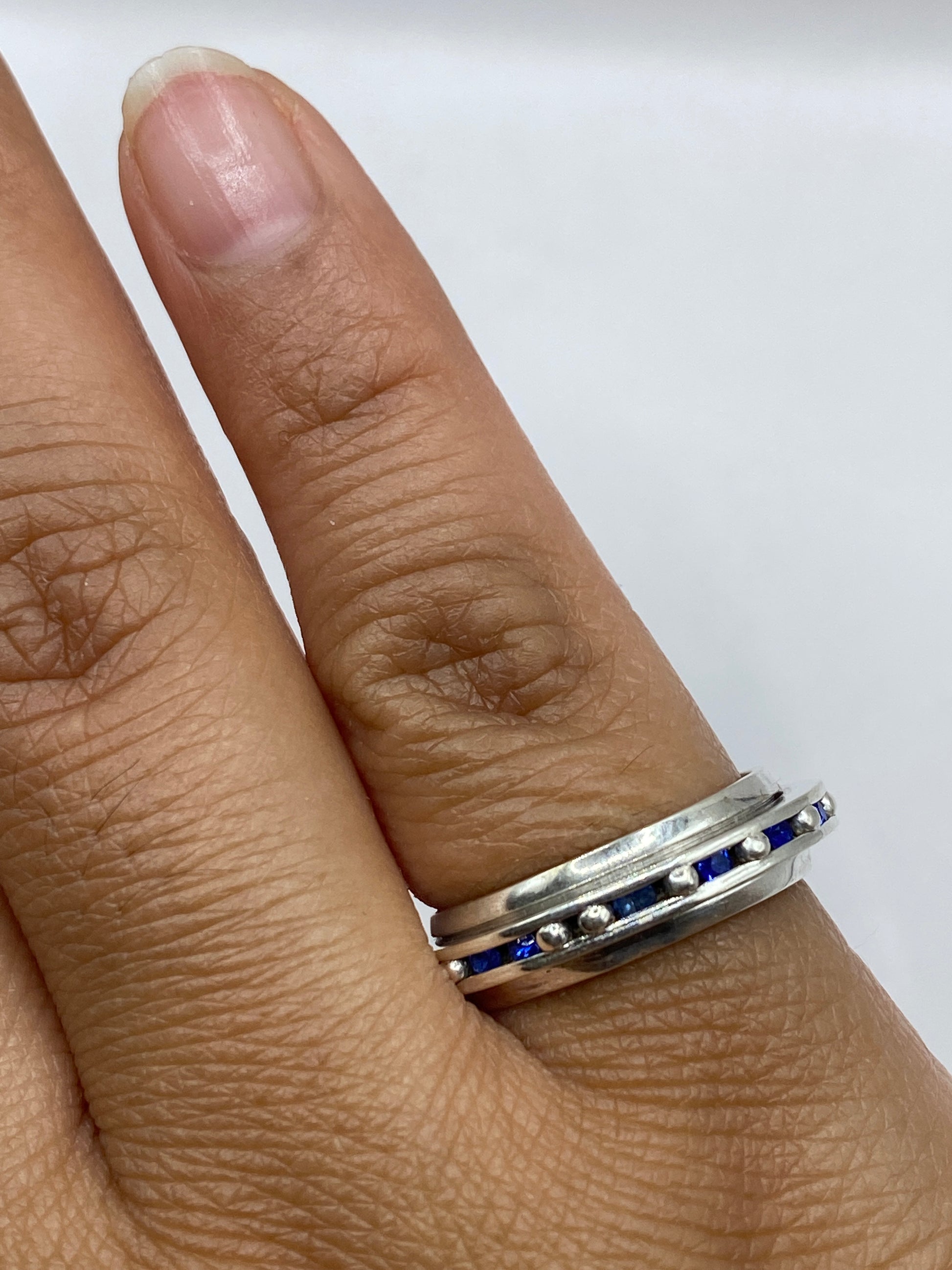 Anillo sobre fondo gris con sello 925 visible en el interior