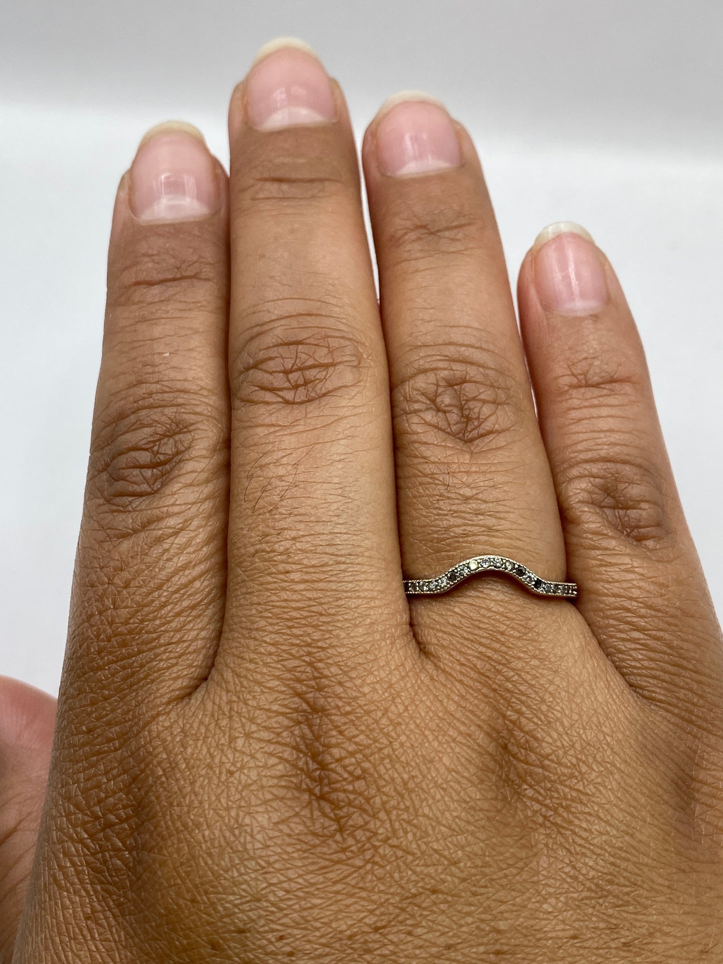 Anillo puesto en dedo mostrando brillo de la circonia blanca