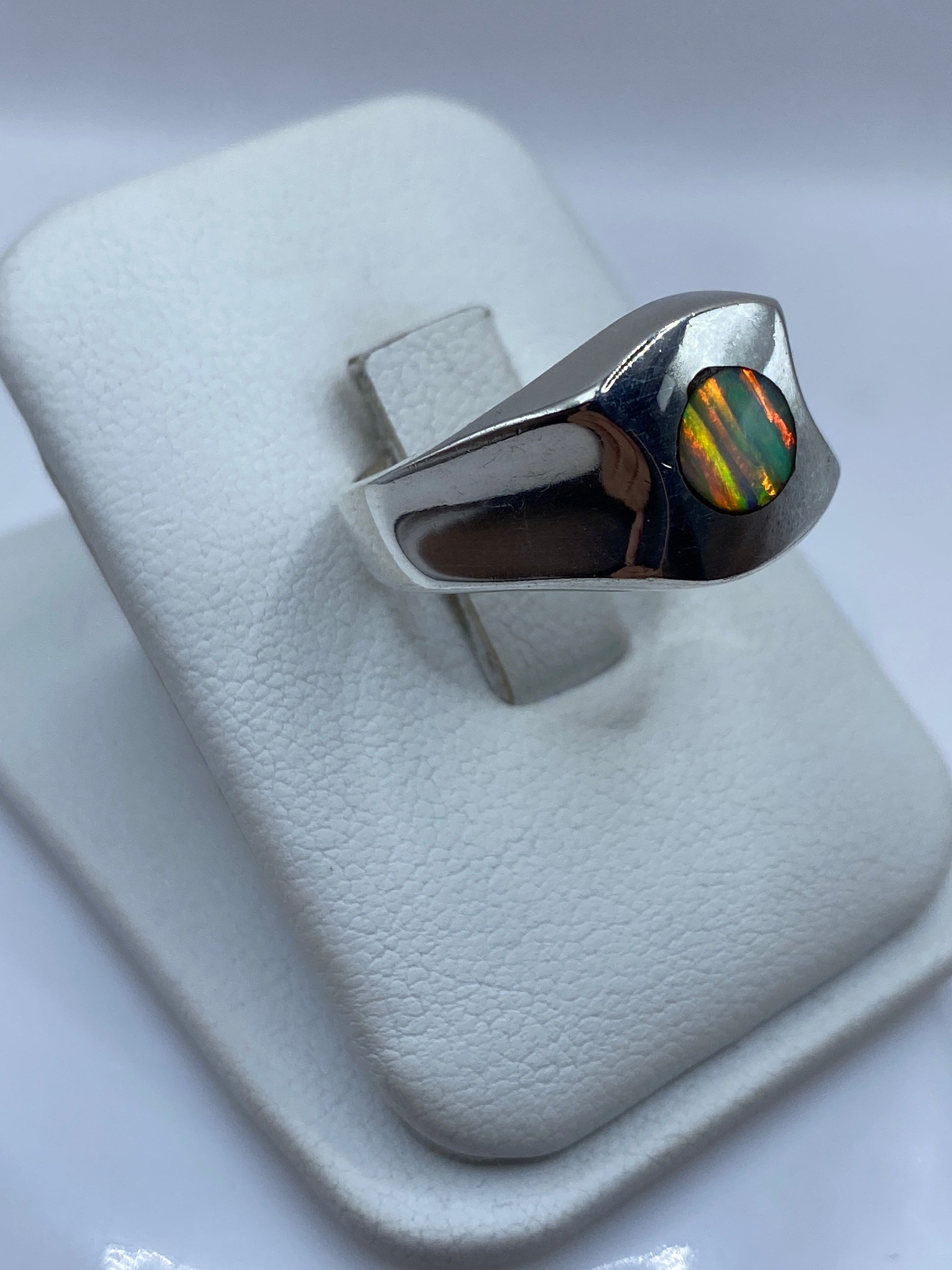 Vista lateral del anillo signet en plata .925 con ópalo engastado a mano